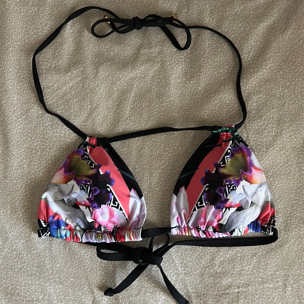 🩷NWOT Gibson Latimer Bikini top.Gold detail on top ties. Coral/Black print.Large